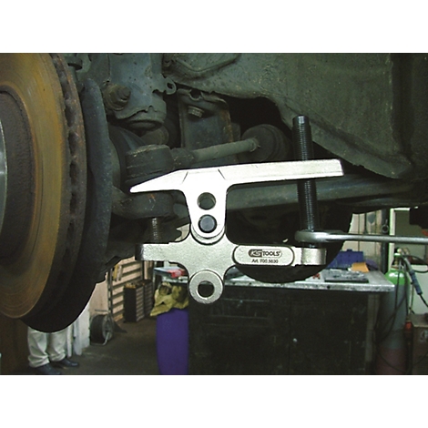 Nahaufnahme eines Werkzeugs, das an einem Autoreifen angebracht ist. Das Werkzeug ist silbern und hat die Aufschrift "KS TOOLS".